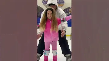 Начинаем вставать на фигурные коньки с малышкой)))Фигурное катание ,начало)